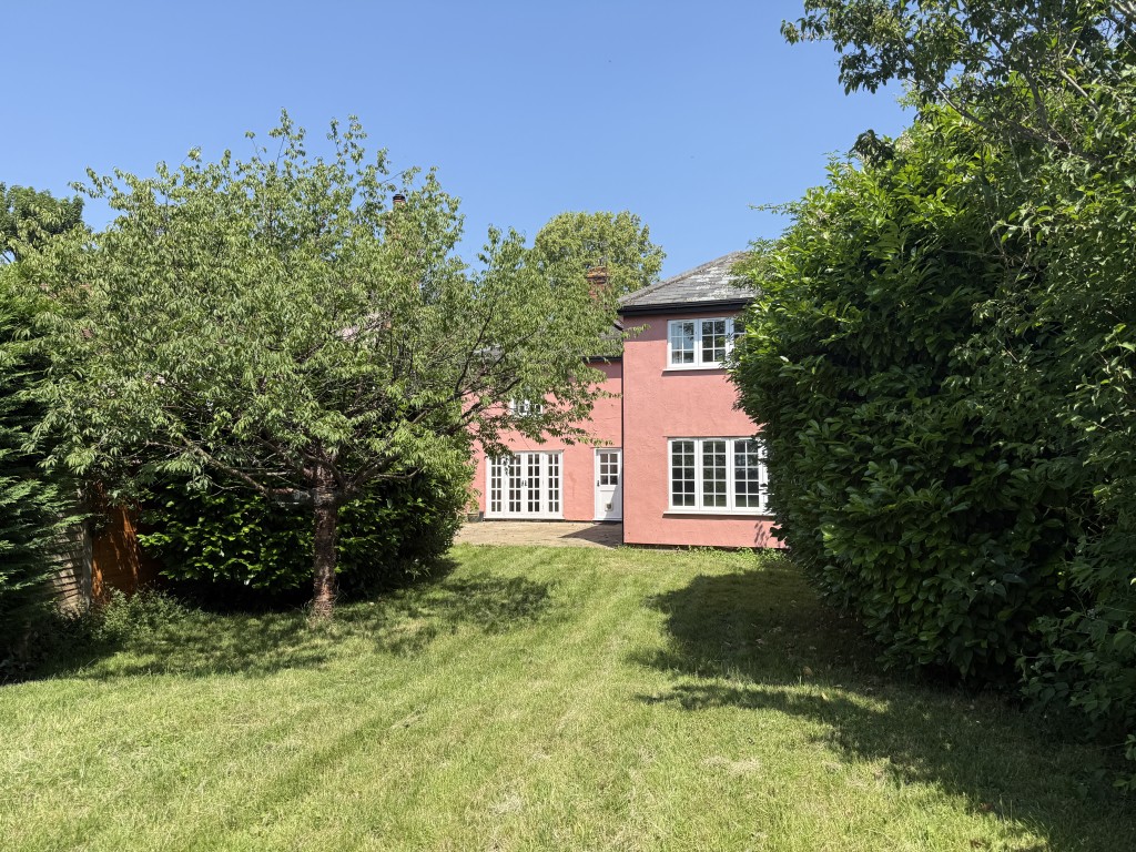 Lot: 168 - DETACHED COTTAGE IN ESSEX VILLAGE LOCATION - Rear elevation of the property taken from the garden
